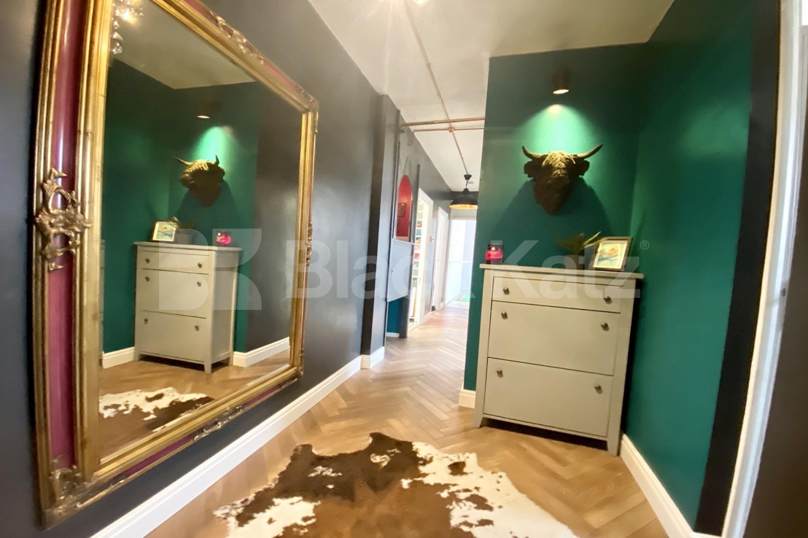 A very generous top floor apartment & superbly located   Neckinger Enid street , London Bridge / Bermondsey  